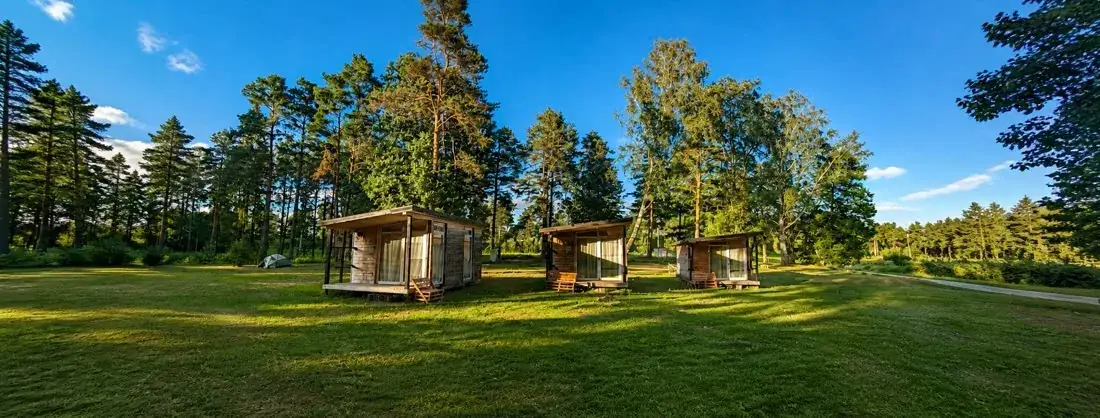 Kempinga namiņi pļavā Stārķu ciematā Staicelē